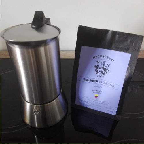 Edelstahl-Mokakanne mit Kaffee