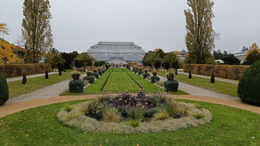 Weitansicht des Tropengewächshauses im botanischen Garten Berlin